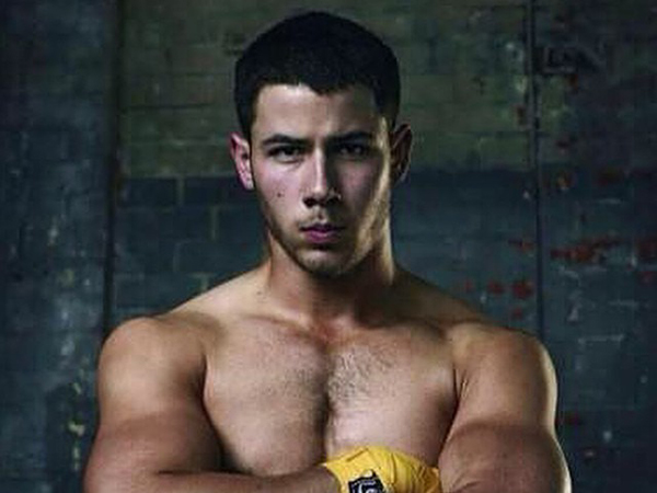 Promosi Single Baru, Nick Jonas Pamer Badan di Klub Gay?